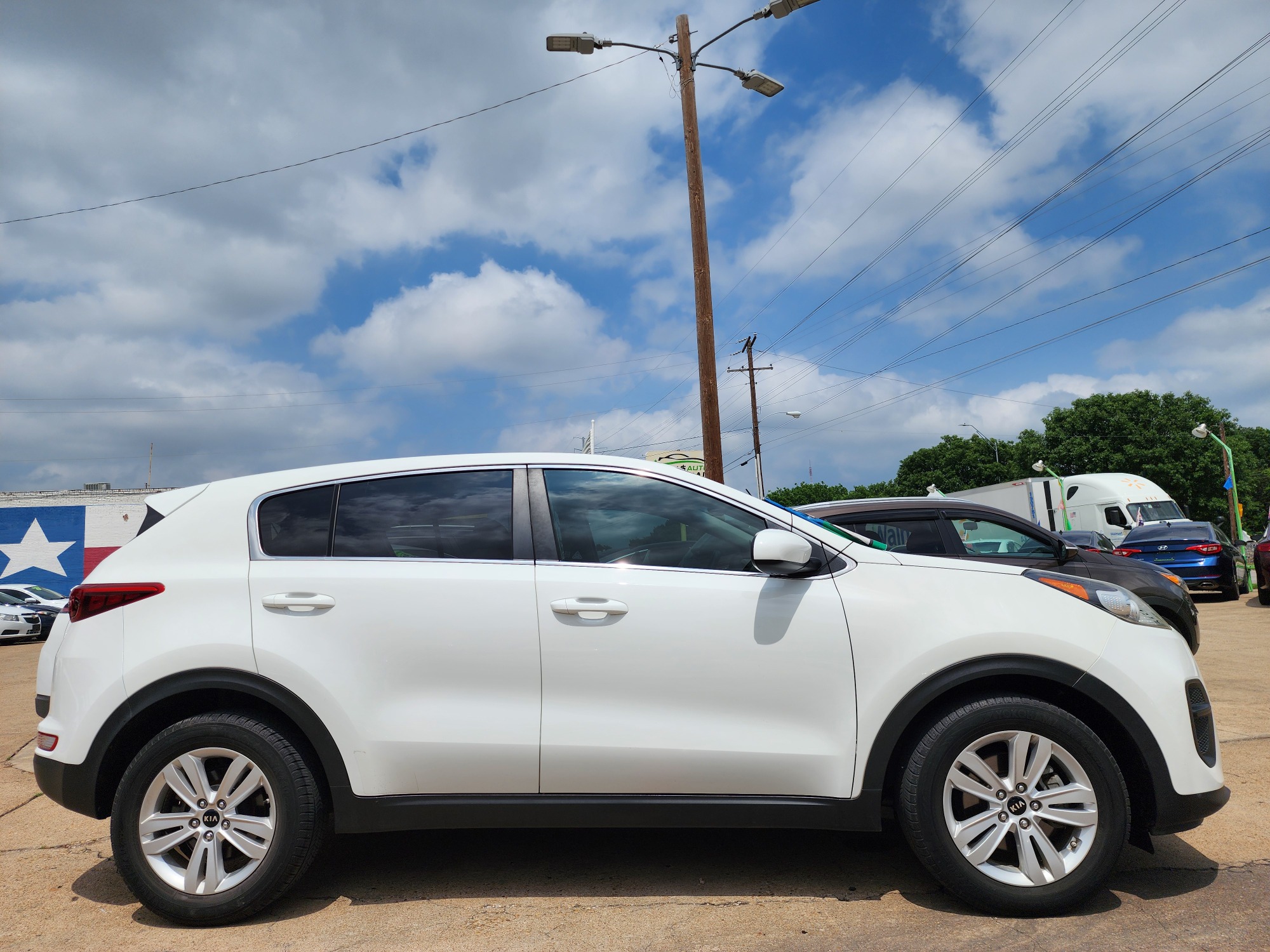 2017 WHITE Kia Sportage LX (KNDPM3AC2H7) with an 2.4L V6 DOHC 24V engine, 6A transmission, located at 2660 S.Garland Avenue, Garland, TX, 75041, (469) 298-3118, 32.885551, -96.655602 - Welcome to DallasAutos4Less, one of the Premier BUY HERE PAY HERE Dealers in the North Dallas Area. We specialize in financing to people with NO CREDIT or BAD CREDIT. We need proof of income, proof of residence, and a ID. Come buy your new car from us today!! This is a SUPER CLEAN 2017 KIA SPORTA - Photo #2